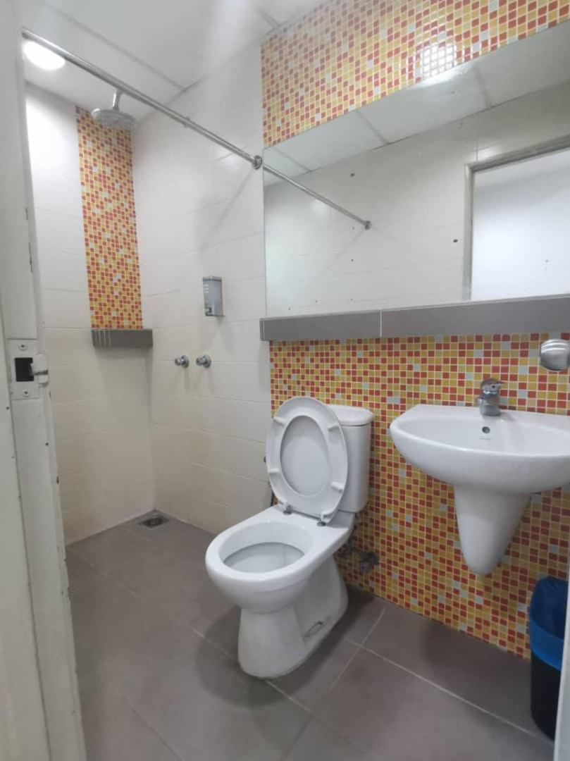 Yy48 Hotel 2 Mins Walk From Masjid Jamek Lrt Station Kuala Lumpur Exteriör bild
